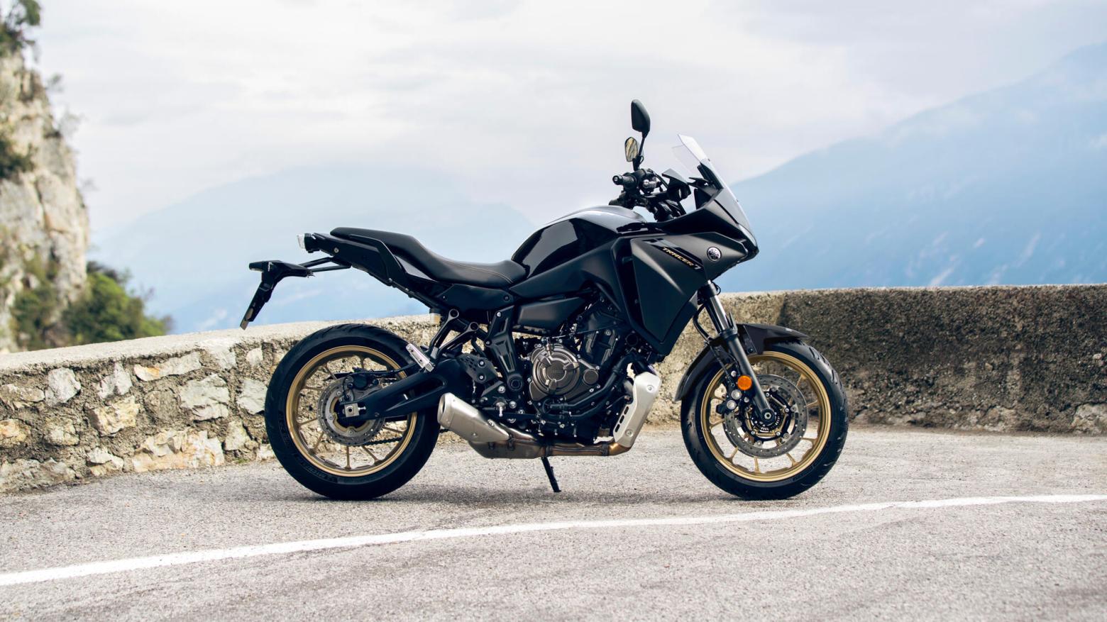 Yamaha TRACER 7 Motosiklet Özellikleri : Yamaha TRACER 7 72.4hp Güç, 67nm. Tork, 220km/h Top Speed, 700cc Motor Hacmi,  Fiyat : 487000TL Fiyat, , 197kg Ağırlık, Ön: Hidrolik çift disk, Ø 298 mm Arka Hidrolik tek disk, Ø 245 mm Fren, 120/70 ZR 17 M/C (58 W), 180/55 R 17 M/C (73 W)
