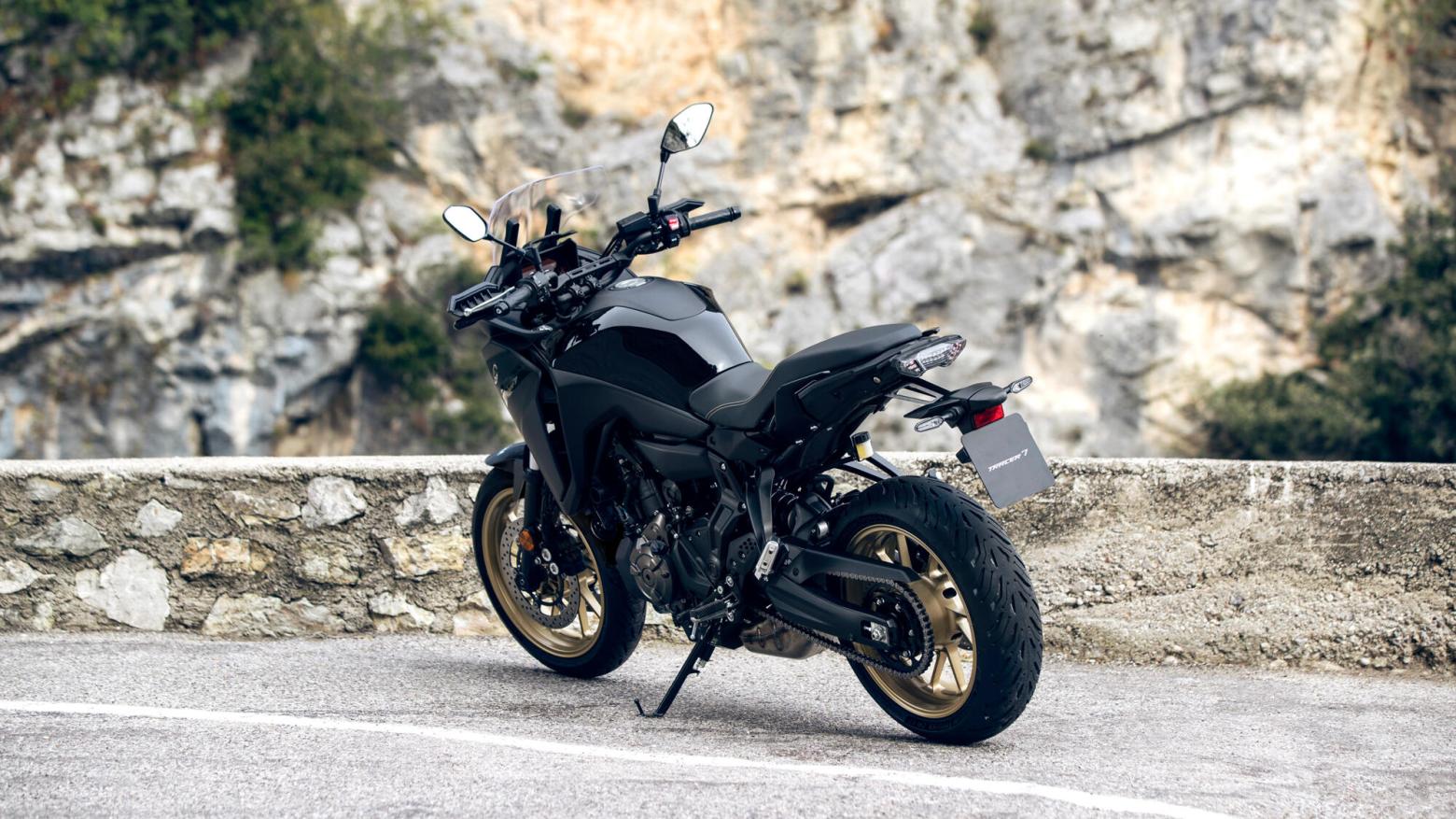 Yamaha TRACER 7 Motosiklet Özellikleri : Yamaha TRACER 7 72.4hp Güç, 67nm. Tork, 220km/h Top Speed, 700cc Motor Hacmi,  Fiyat : 487000TL Fiyat, , 197kg Ağırlık, Ön: Hidrolik çift disk, Ø 298 mm Arka Hidrolik tek disk, Ø 245 mm Fren, 120/70 ZR 17 M/C (58 W), 180/55 R 17 M/C (73 W)