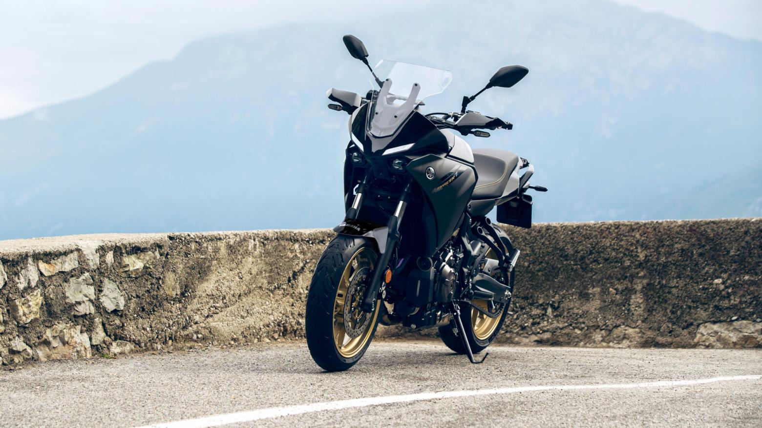 Yamaha TRACER 7 Motosiklet Özellikleri : Yamaha TRACER 7 72.4hp Güç, 67nm. Tork, 220km/h Top Speed, 700cc Motor Hacmi,  Fiyat : 487000TL Fiyat, , 197kg Ağırlık, Ön: Hidrolik çift disk, Ø 298 mm Arka Hidrolik tek disk, Ø 245 mm Fren, 120/70 ZR 17 M/C (58 W), 180/55 R 17 M/C (73 W)