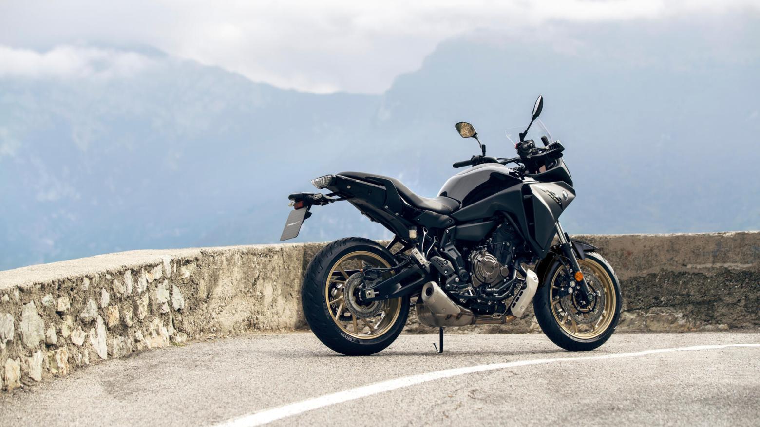 Yamaha TRACER 7 Motosiklet Özellikleri : Yamaha TRACER 7 72.4hp Güç, 67nm. Tork, 220km/h Top Speed, 700cc Motor Hacmi,  Fiyat : 487000TL Fiyat, , 197kg Ağırlık, Ön: Hidrolik çift disk, Ø 298 mm Arka Hidrolik tek disk, Ø 245 mm Fren, 120/70 ZR 17 M/C (58 W), 180/55 R 17 M/C (73 W)