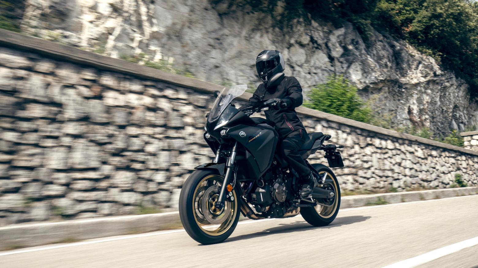 Yamaha TRACER 7 Motosiklet Özellikleri : Yamaha TRACER 7 72.4hp Güç, 67nm. Tork, 220km/h Top Speed, 700cc Motor Hacmi,  Fiyat : 487000TL Fiyat, , 197kg Ağırlık, Ön: Hidrolik çift disk, Ø 298 mm Arka Hidrolik tek disk, Ø 245 mm Fren, 120/70 ZR 17 M/C (58 W), 180/55 R 17 M/C (73 W)