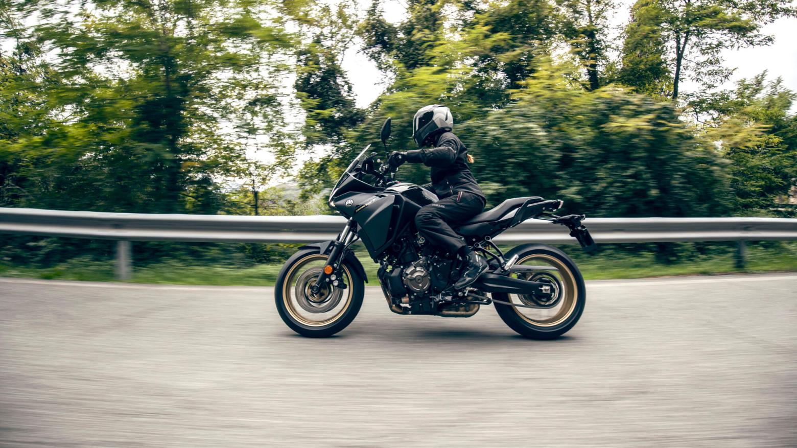 Yamaha TRACER 7 Motosiklet Özellikleri : Yamaha TRACER 7 72.4hp Güç, 67nm. Tork, 220km/h Top Speed, 700cc Motor Hacmi,  Fiyat : 487000TL Fiyat, , 197kg Ağırlık, Ön: Hidrolik çift disk, Ø 298 mm Arka Hidrolik tek disk, Ø 245 mm Fren, 120/70 ZR 17 M/C (58 W), 180/55 R 17 M/C (73 W)