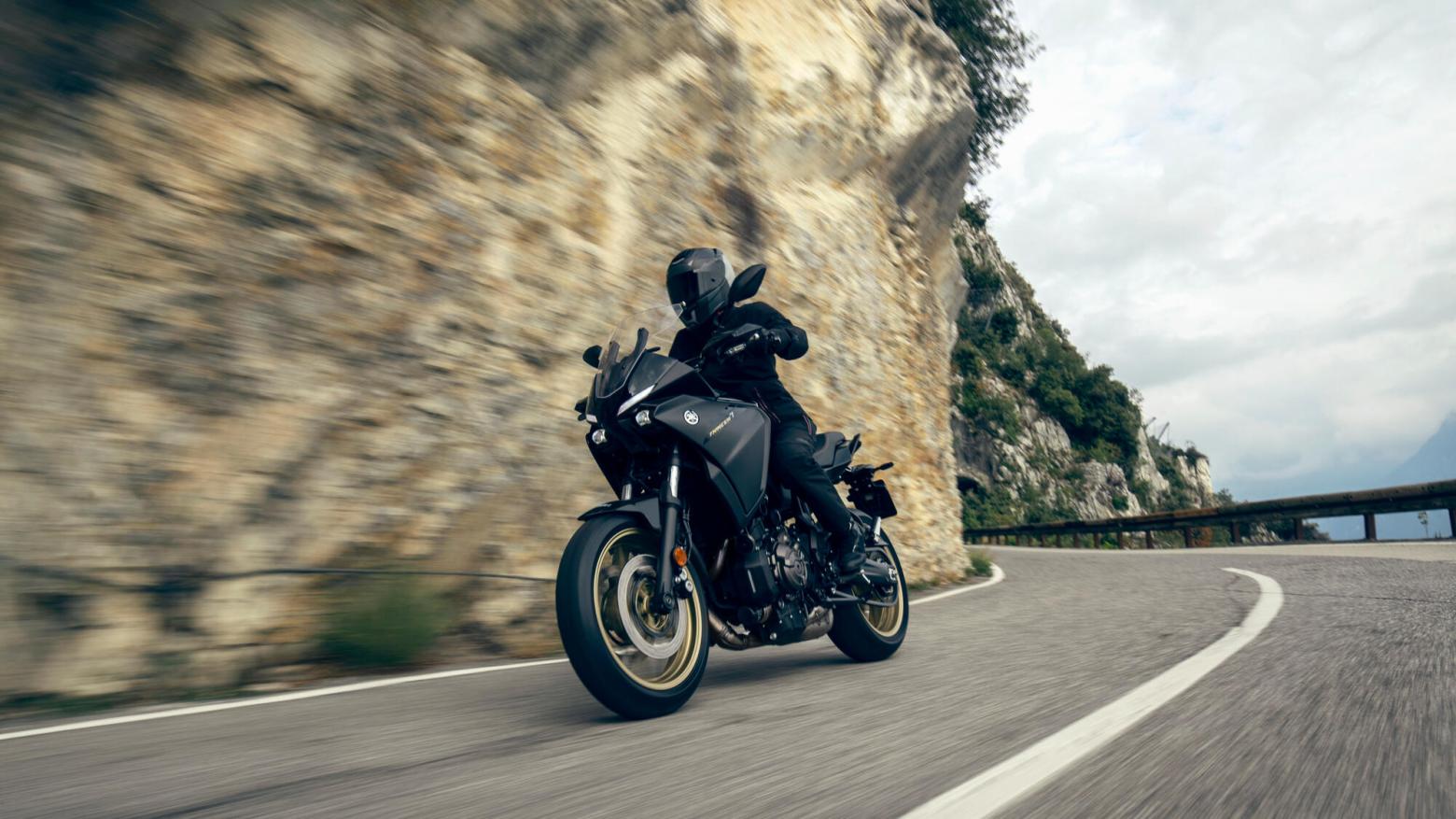Yamaha TRACER 7 Motosiklet Özellikleri : Yamaha TRACER 7 72.4hp Güç, 67nm. Tork, 220km/h Top Speed, 700cc Motor Hacmi,  Fiyat : 487000TL Fiyat, , 197kg Ağırlık, Ön: Hidrolik çift disk, Ø 298 mm Arka Hidrolik tek disk, Ø 245 mm Fren, 120/70 ZR 17 M/C (58 W), 180/55 R 17 M/C (73 W)