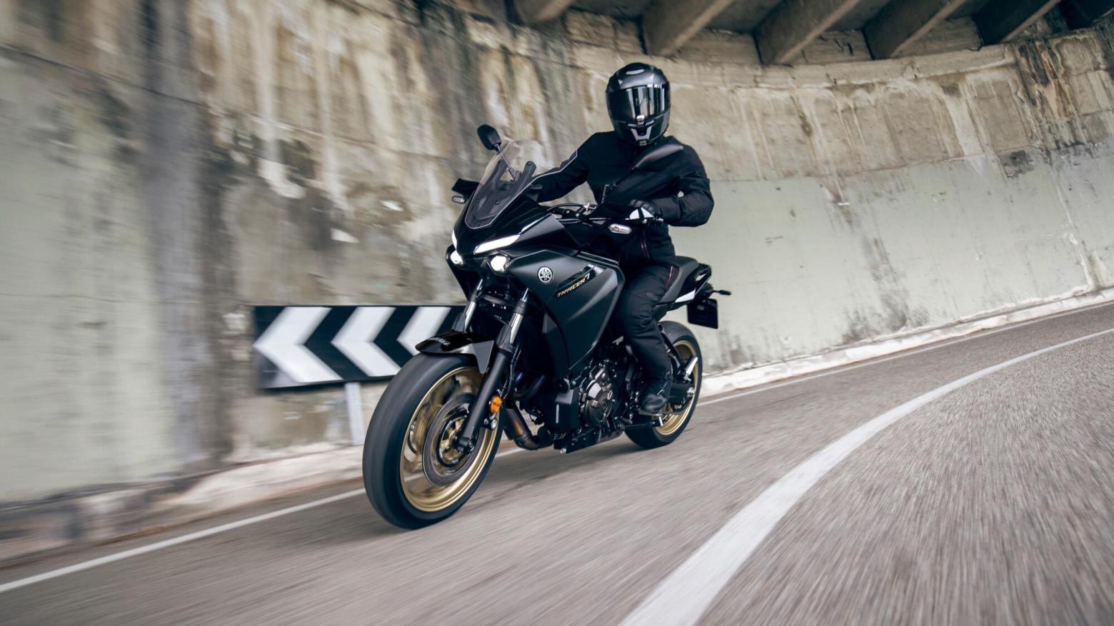 Yamaha TRACER 7 Motosiklet Özellikleri : Yamaha TRACER 7 72.4hp Güç, 67nm. Tork, 220km/h Top Speed, 700cc Motor Hacmi,  Fiyat : 487000TL Fiyat, , 197kg Ağırlık, Ön: Hidrolik çift disk, Ø 298 mm Arka Hidrolik tek disk, Ø 245 mm Fren, 120/70 ZR 17 M/C (58 W), 180/55 R 17 M/C (73 W)