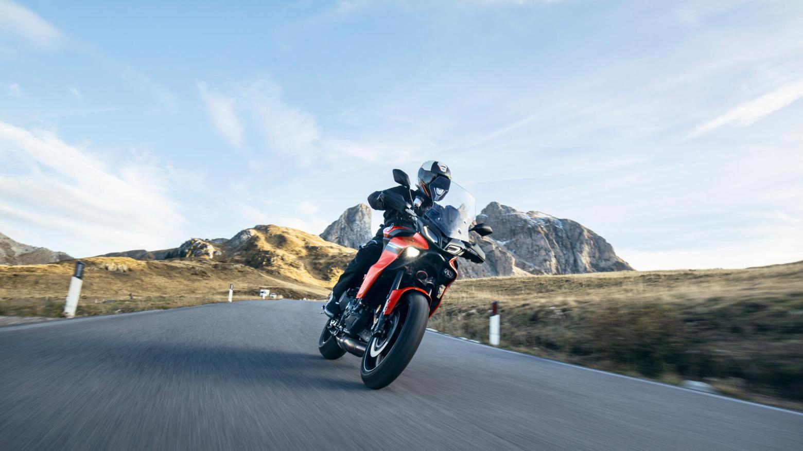 Yamaha TRACER 9 Motosiklet Özellikleri : Yamaha TRACER 9 119hp Güç, 93nm. Tork, 240km/h Top Speed, 900cc Motor Hacmi,  Fiyat : 586000TL Fiyat, , 213kg Ağırlık, Hidrolik çift disk, Ø 298 mm, Hidrolik tek disk, Ø 245 mm Fren, 120/70Z R17 M/C (58W) (Tubeless), 180/55Z R17 M/C (73W) (Tubeless)