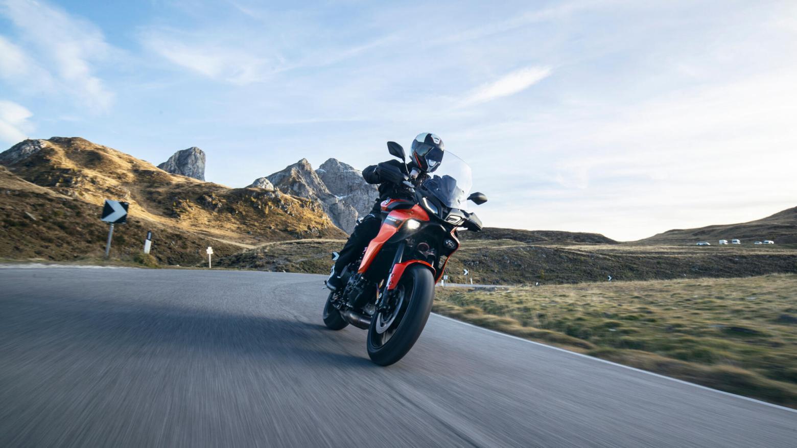 Yamaha Tracer 9 GT Motosiklet Özellikleri : Yamaha Tracer 9 GT 119hp Güç, 93nm. Tork, 240km/h Top Speed, 900cc Motor Hacmi,  Fiyat : 724000TL Fiyat, , 223kg Ağırlık, ÖN Hidrolik çift disk, Ø 298 mm, ARKA Hidrolik tek disk, Ø 267 mm Fren, ÖN 120/70Z R17 M/C, ARKA 180/55Z R17 M/C (73W)