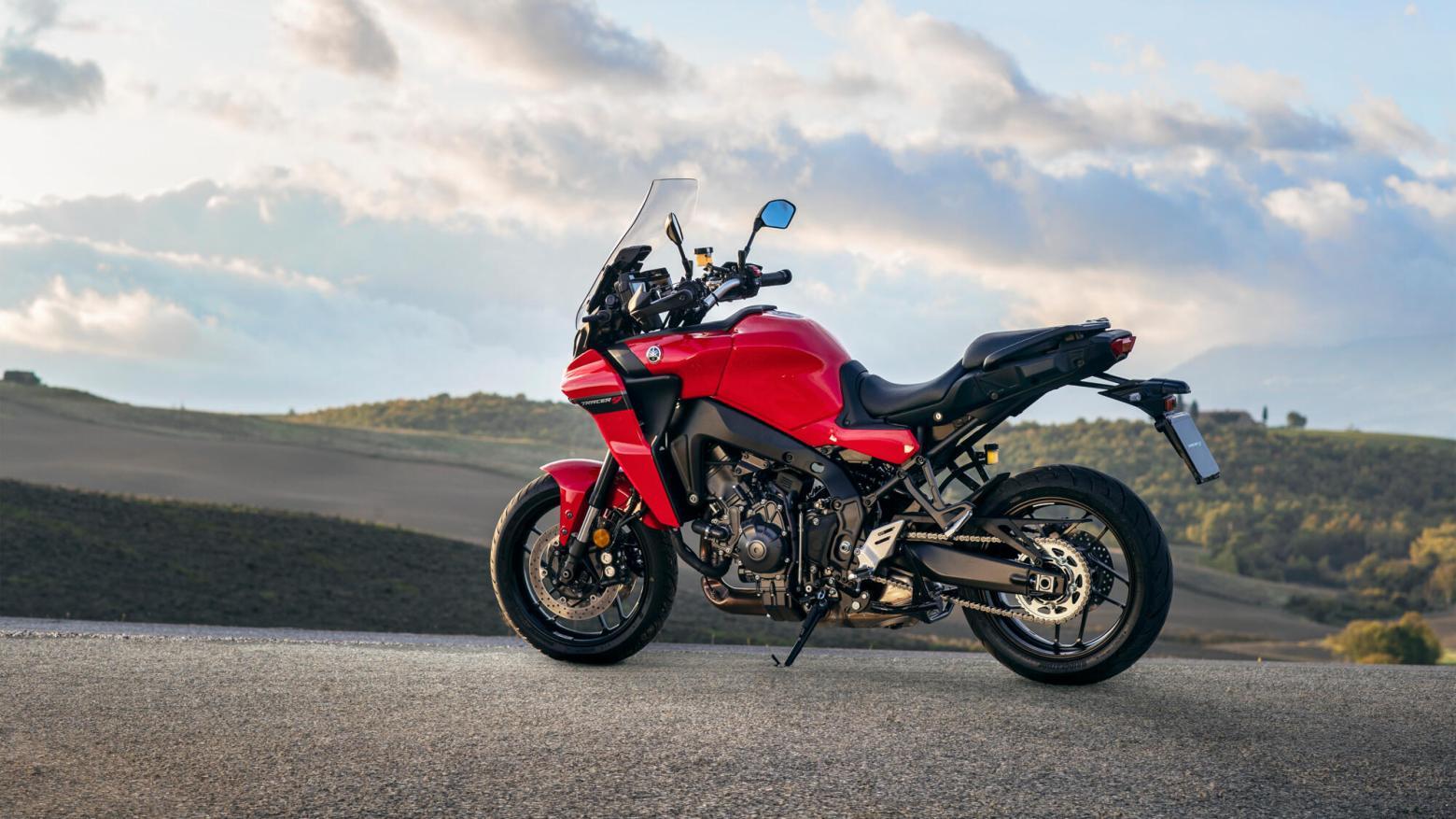 Yamaha Tracer 9 GT Motosiklet Özellikleri : Yamaha Tracer 9 GT 119hp Güç, 93nm. Tork, 240km/h Top Speed, 900cc Motor Hacmi,  Fiyat : 724000TL Fiyat, , 223kg Ağırlık, ÖN Hidrolik çift disk, Ø 298 mm, ARKA Hidrolik tek disk, Ø 267 mm Fren, ÖN 120/70Z R17 M/C, ARKA 180/55Z R17 M/C (73W)