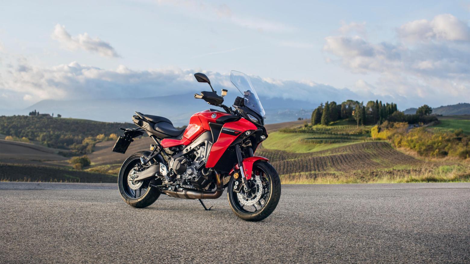 Yamaha Tracer 9 GT Motosiklet Özellikleri : Yamaha Tracer 9 GT 119hp Güç, 93nm. Tork, 240km/h Top Speed, 900cc Motor Hacmi,  Fiyat : 724000TL Fiyat, , 223kg Ağırlık, ÖN Hidrolik çift disk, Ø 298 mm, ARKA Hidrolik tek disk, Ø 267 mm Fren, ÖN 120/70Z R17 M/C, ARKA 180/55Z R17 M/C (73W)