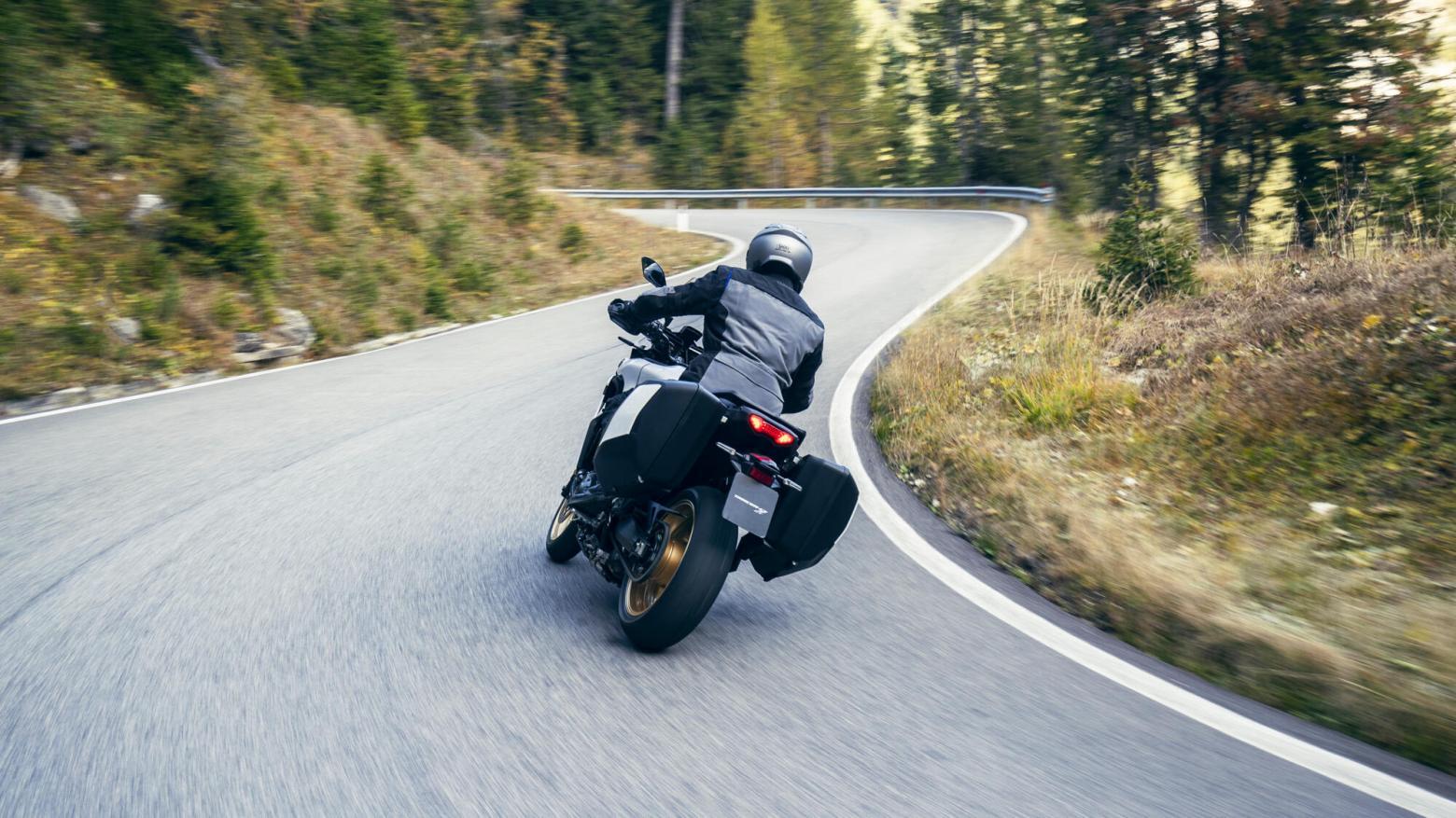 Yamaha Tracer 9 GT Motosiklet Özellikleri : Yamaha Tracer 9 GT 119hp Güç, 93nm. Tork, 240km/h Top Speed, 900cc Motor Hacmi,  Fiyat : 724000TL Fiyat, , 223kg Ağırlık, ÖN Hidrolik çift disk, Ø 298 mm, ARKA Hidrolik tek disk, Ø 267 mm Fren, ÖN 120/70Z R17 M/C, ARKA 180/55Z R17 M/C (73W)