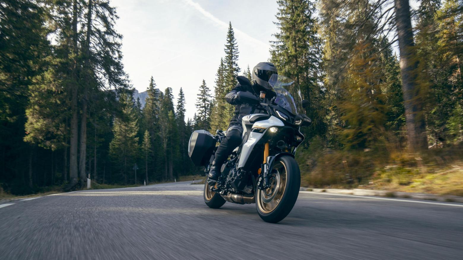 Yamaha Tracer 9 GT Motosiklet Özellikleri : Yamaha Tracer 9 GT 119hp Güç, 93nm. Tork, 240km/h Top Speed, 900cc Motor Hacmi,  Fiyat : 724000TL Fiyat, , 223kg Ağırlık, ÖN Hidrolik çift disk, Ø 298 mm, ARKA Hidrolik tek disk, Ø 267 mm Fren, ÖN 120/70Z R17 M/C, ARKA 180/55Z R17 M/C (73W)