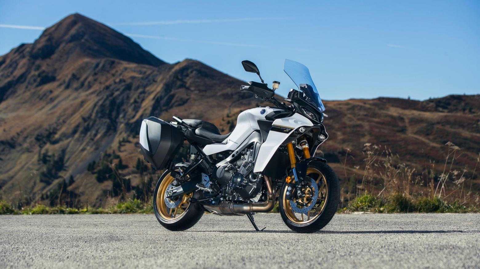 Yamaha Tracer 9 GT Motosiklet Özellikleri : Yamaha Tracer 9 GT 119hp Güç, 93nm. Tork, 240km/h Top Speed, 900cc Motor Hacmi,  Fiyat : 724000TL Fiyat, , 223kg Ağırlık, ÖN Hidrolik çift disk, Ø 298 mm, ARKA Hidrolik tek disk, Ø 267 mm Fren, ÖN 120/70Z R17 M/C, ARKA 180/55Z R17 M/C (73W)