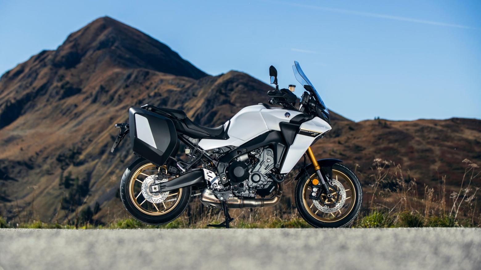 Yamaha Tracer 9 GT Motosiklet Özellikleri : Yamaha Tracer 9 GT 119hp Güç, 93nm. Tork, 240km/h Top Speed, 900cc Motor Hacmi,  Fiyat : 724000TL Fiyat, , 223kg Ağırlık, ÖN Hidrolik çift disk, Ø 298 mm, ARKA Hidrolik tek disk, Ø 267 mm Fren, ÖN 120/70Z R17 M/C, ARKA 180/55Z R17 M/C (73W)