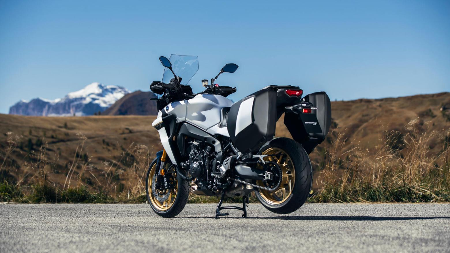 Yamaha Tracer 9 GT Motosiklet Özellikleri : Yamaha Tracer 9 GT 119hp Güç, 93nm. Tork, 240km/h Top Speed, 900cc Motor Hacmi,  Fiyat : 724000TL Fiyat, , 223kg Ağırlık, ÖN Hidrolik çift disk, Ø 298 mm, ARKA Hidrolik tek disk, Ø 267 mm Fren, ÖN 120/70Z R17 M/C, ARKA 180/55Z R17 M/C (73W)
