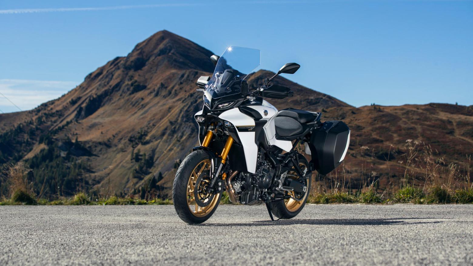Yamaha Tracer 9 GT Motosiklet Özellikleri : Yamaha Tracer 9 GT 119hp Güç, 93nm. Tork, 240km/h Top Speed, 900cc Motor Hacmi,  Fiyat : 724000TL Fiyat, , 223kg Ağırlık, ÖN Hidrolik çift disk, Ø 298 mm, ARKA Hidrolik tek disk, Ø 267 mm Fren, ÖN 120/70Z R17 M/C, ARKA 180/55Z R17 M/C (73W)