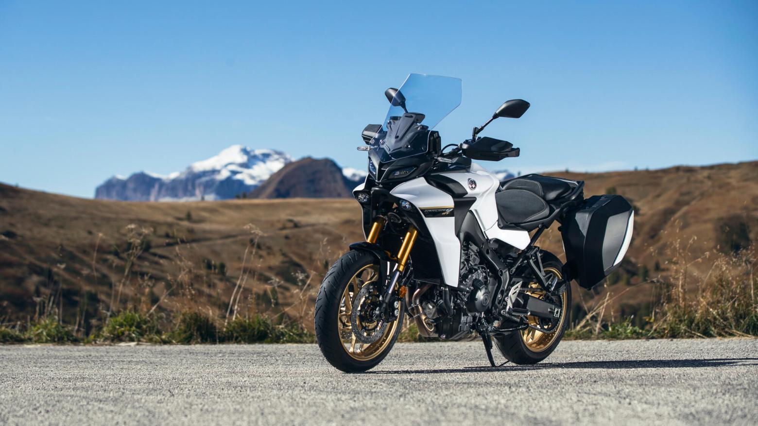 Yamaha Tracer 9 GT Motosiklet Özellikleri : Yamaha Tracer 9 GT 119hp Güç, 93nm. Tork, 240km/h Top Speed, 900cc Motor Hacmi,  Fiyat : 724000TL Fiyat, , 223kg Ağırlık, ÖN Hidrolik çift disk, Ø 298 mm, ARKA Hidrolik tek disk, Ø 267 mm Fren, ÖN 120/70Z R17 M/C, ARKA 180/55Z R17 M/C (73W)