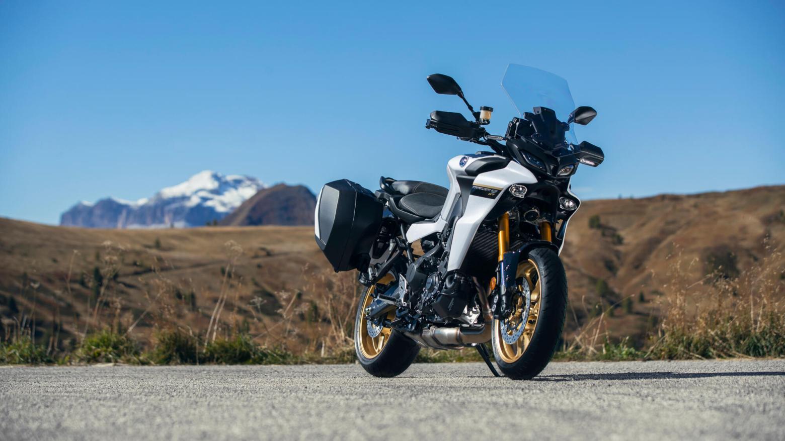 Yamaha Tracer 9 GT Motosiklet Özellikleri : Yamaha Tracer 9 GT 119hp Güç, 93nm. Tork, 240km/h Top Speed, 900cc Motor Hacmi,  Fiyat : 724000TL Fiyat, , 223kg Ağırlık, ÖN Hidrolik çift disk, Ø 298 mm, ARKA Hidrolik tek disk, Ø 267 mm Fren, ÖN 120/70Z R17 M/C, ARKA 180/55Z R17 M/C (73W)