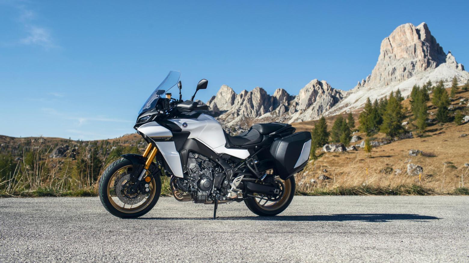 Yamaha Tracer 9 GT Motosiklet Özellikleri : Yamaha Tracer 9 GT 119hp Güç, 93nm. Tork, 240km/h Top Speed, 900cc Motor Hacmi,  Fiyat : 724000TL Fiyat, , 223kg Ağırlık, ÖN Hidrolik çift disk, Ø 298 mm, ARKA Hidrolik tek disk, Ø 267 mm Fren, ÖN 120/70Z R17 M/C, ARKA 180/55Z R17 M/C (73W)