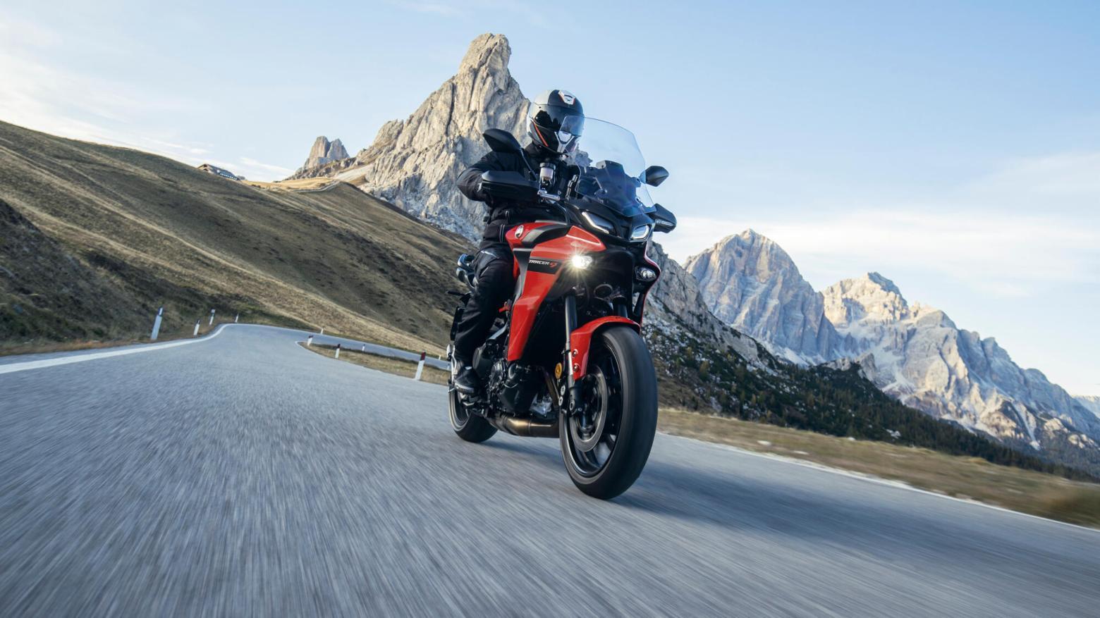 Yamaha Tracer 9 GT Motosiklet Özellikleri : Yamaha Tracer 9 GT 119hp Güç, 93nm. Tork, 240km/h Top Speed, 900cc Motor Hacmi,  Fiyat : 724000TL Fiyat, , 223kg Ağırlık, ÖN Hidrolik çift disk, Ø 298 mm, ARKA Hidrolik tek disk, Ø 267 mm Fren, ÖN 120/70Z R17 M/C, ARKA 180/55Z R17 M/C (73W)