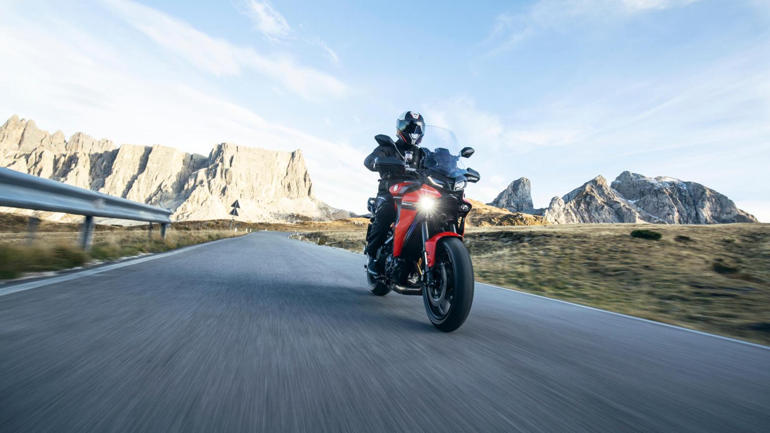 Yamaha Tracer 9 GT Motosiklet Özellikleri : Yamaha Tracer 9 GT 119hp Güç, 93nm. Tork, 240km/h Top Speed, 900cc Motor Hacmi,  Fiyat : 724000TL Fiyat, , 223kg Ağırlık, ÖN Hidrolik çift disk, Ø 298 mm, ARKA Hidrolik tek disk, Ø 267 mm Fren, ÖN 120/70Z R17 M/C, ARKA 180/55Z R17 M/C (73W)