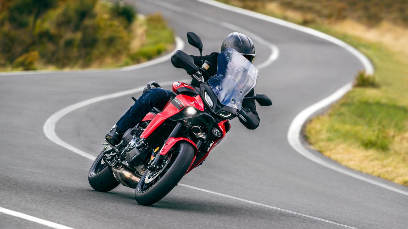 Yamaha Tracer 9 GT Motosiklet Özellikleri : Yamaha Tracer 9 GT 119hp Güç, 93nm. Tork, 240km/h Top Speed, 900cc Motor Hacmi,  Fiyat : 724000TL Fiyat, , 223kg Ağırlık, ÖN Hidrolik çift disk, Ø 298 mm, ARKA Hidrolik tek disk, Ø 267 mm Fren, ÖN 120/70Z R17 M/C, ARKA 180/55Z R17 M/C (73W)