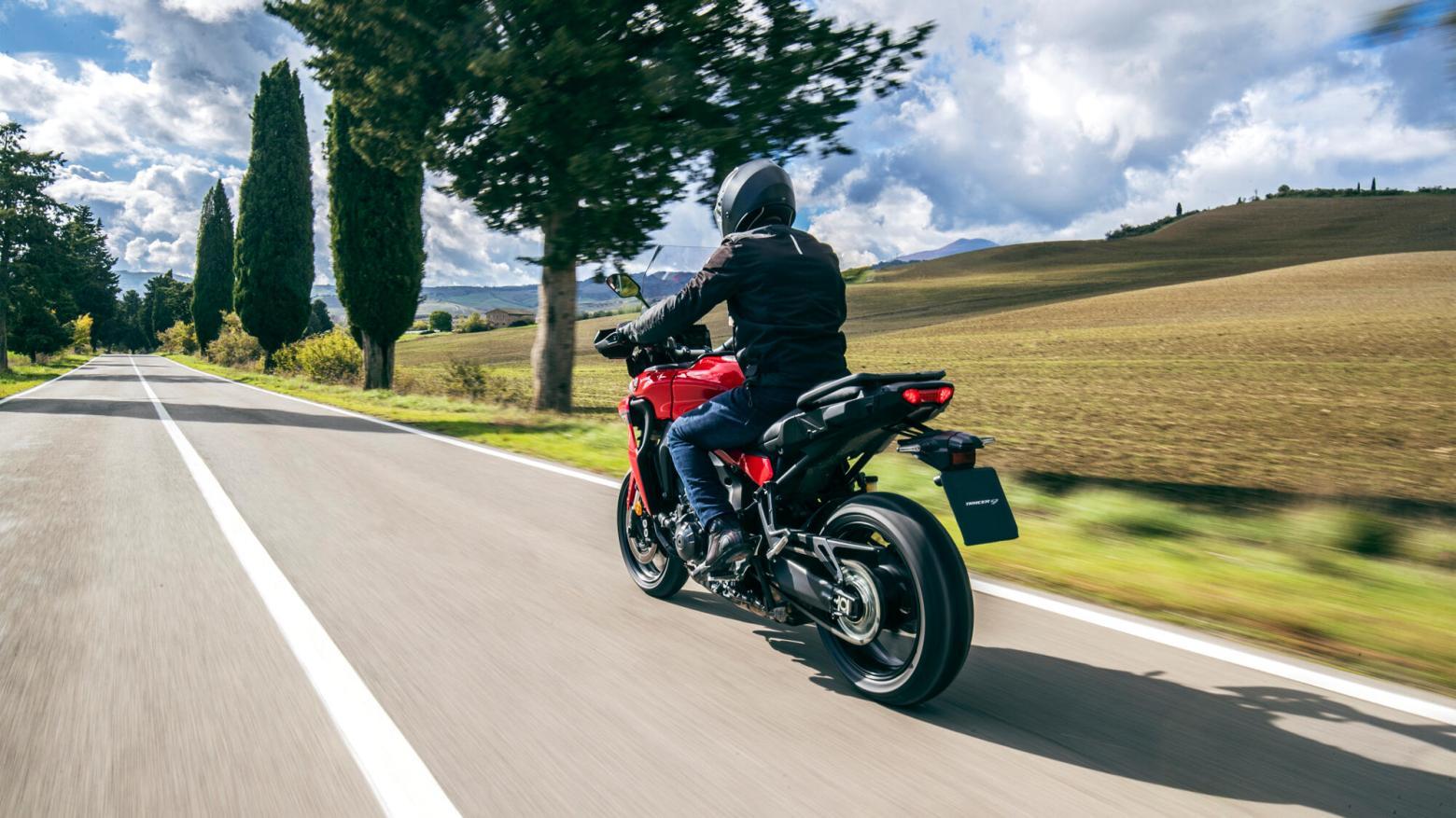 Yamaha Tracer 9 GT Motosiklet Özellikleri : Yamaha Tracer 9 GT 119hp Güç, 93nm. Tork, 240km/h Top Speed, 900cc Motor Hacmi,  Fiyat : 724000TL Fiyat, , 223kg Ağırlık, ÖN Hidrolik çift disk, Ø 298 mm, ARKA Hidrolik tek disk, Ø 267 mm Fren, ÖN 120/70Z R17 M/C, ARKA 180/55Z R17 M/C (73W)