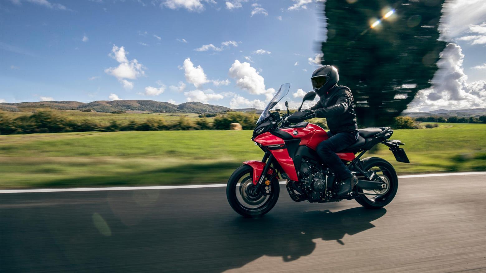 Yamaha Tracer 9 GT Motosiklet Özellikleri : Yamaha Tracer 9 GT 119hp Güç, 93nm. Tork, 240km/h Top Speed, 900cc Motor Hacmi,  Fiyat : 724000TL Fiyat, , 223kg Ağırlık, ÖN Hidrolik çift disk, Ø 298 mm, ARKA Hidrolik tek disk, Ø 267 mm Fren, ÖN 120/70Z R17 M/C, ARKA 180/55Z R17 M/C (73W)