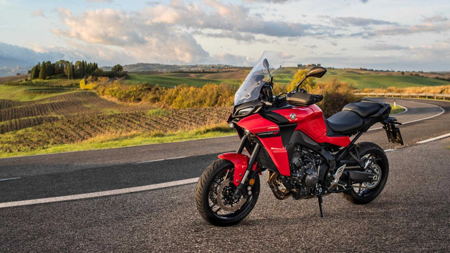 Yamaha Tracer 9 GT Motosiklet Özellikleri : Yamaha Tracer 9 GT 119hp Güç, 93nm. Tork, 240km/h Top Speed, 900cc Motor Hacmi,  Fiyat : 724000TL Fiyat, , 223kg Ağırlık, ÖN Hidrolik çift disk, Ø 298 mm, ARKA Hidrolik tek disk, Ø 267 mm Fren, ÖN 120/70Z R17 M/C, ARKA 180/55Z R17 M/C (73W)