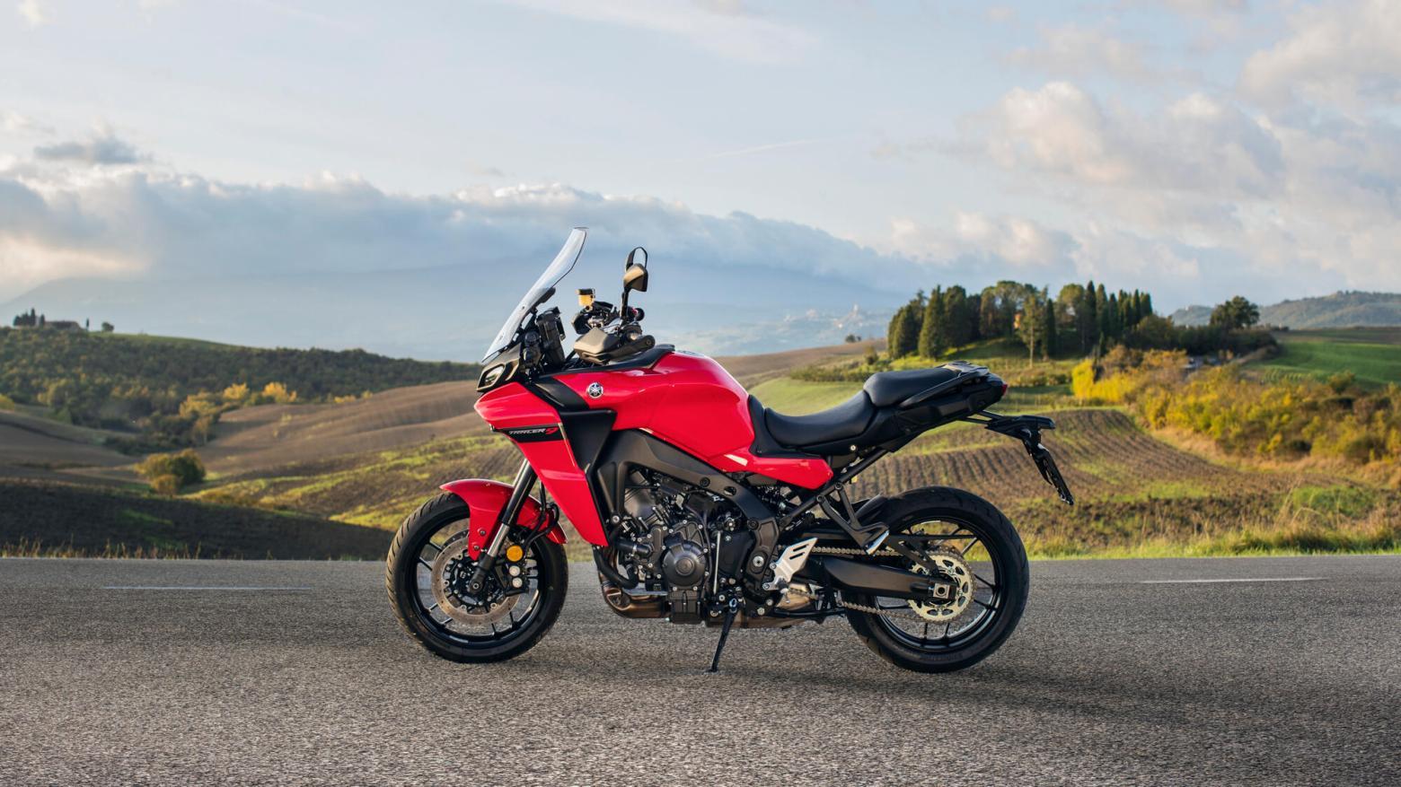 Yamaha Tracer 9 GT Motosiklet Özellikleri : Yamaha Tracer 9 GT 119hp Güç, 93nm. Tork, 240km/h Top Speed, 900cc Motor Hacmi,  Fiyat : 724000TL Fiyat, , 223kg Ağırlık, ÖN Hidrolik çift disk, Ø 298 mm, ARKA Hidrolik tek disk, Ø 267 mm Fren, ÖN 120/70Z R17 M/C, ARKA 180/55Z R17 M/C (73W)