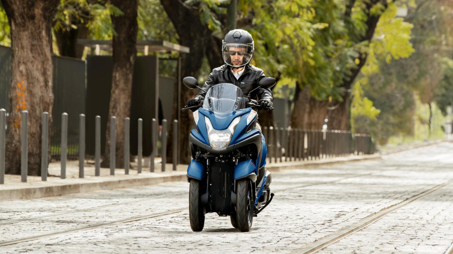 Yamaha Tricity 155 Motosiklet Özellikleri : Yamaha Tricity 155 14.8hp Güç, 14nm. Tork, 100km/h Top Speed, 150cc Motor Hacmi,  Fiyat : 204500TL Fiyat, , 172kg Ağırlık, Hidrolik disk freni, Hidrolik tek disk freni Fren, 90/80-14M/C 43P Tubeless, 130/70-13M/C 63P Tubeless