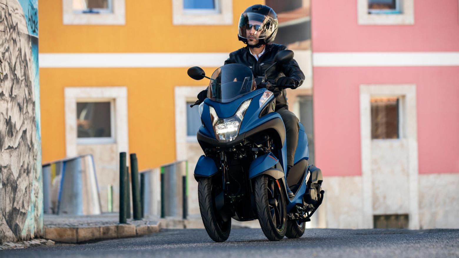Yamaha Tricity 155 Motosiklet Özellikleri : Yamaha Tricity 155 14.8hp Güç, 14nm. Tork, 100km/h Top Speed, 150cc Motor Hacmi,  Fiyat : 204500TL Fiyat, , 172kg Ağırlık, Hidrolik disk freni, Hidrolik tek disk freni Fren, 90/80-14M/C 43P Tubeless, 130/70-13M/C 63P Tubeless