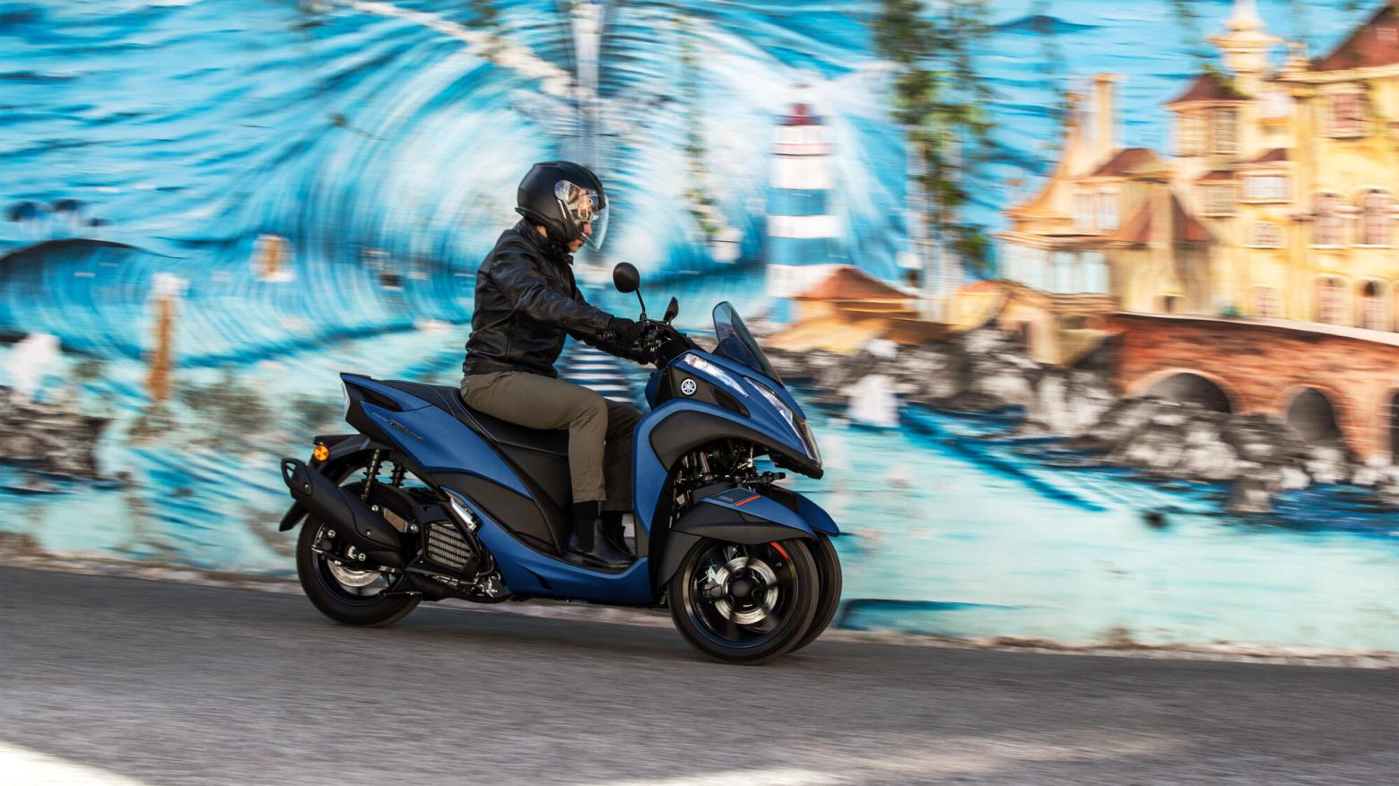 Yamaha Tricity 155 Motosiklet Özellikleri : Yamaha Tricity 155 14.8hp Güç, 14nm. Tork, 100km/h Top Speed, 150cc Motor Hacmi,  Fiyat : 204500TL Fiyat, , 172kg Ağırlık, Hidrolik disk freni, Hidrolik tek disk freni Fren, 90/80-14M/C 43P Tubeless, 130/70-13M/C 63P Tubeless