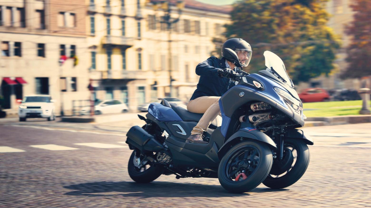 Yamaha Tricity 300 Motosiklet Özellikleri : Yamaha Tricity 300 27.3hp Güç, 29nm. Tork, 160km/h Top Speed, 300cc Motor Hacmi,  Fiyat : 463500TL Fiyat, , 239kg Ağırlık, Hidrolik disk freni, Ø 267 mm, Hidrolik tek disk freni, Ø 267 mm Fren, 120/70-14M/C 55P Tubeless, 140/70-14M/C 62P Tubeless