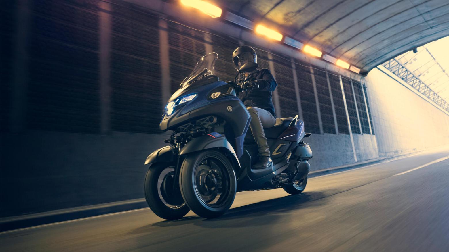 Yamaha Tricity 300 Motosiklet Özellikleri : Yamaha Tricity 300 27.3hp Güç, 29nm. Tork, 160km/h Top Speed, 300cc Motor Hacmi,  Fiyat : 463500TL Fiyat, , 239kg Ağırlık, Hidrolik disk freni, Ø 267 mm, Hidrolik tek disk freni, Ø 267 mm Fren, 120/70-14M/C 55P Tubeless, 140/70-14M/C 62P Tubeless