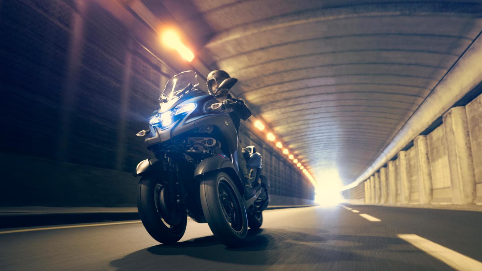 Yamaha Tricity 300 Motosiklet Özellikleri : Yamaha Tricity 300 27.3hp Güç, 29nm. Tork, 160km/h Top Speed, 300cc Motor Hacmi,  Fiyat : 463500TL Fiyat, , 239kg Ağırlık, Hidrolik disk freni, Ø 267 mm, Hidrolik tek disk freni, Ø 267 mm Fren, 120/70-14M/C 55P Tubeless, 140/70-14M/C 62P Tubeless