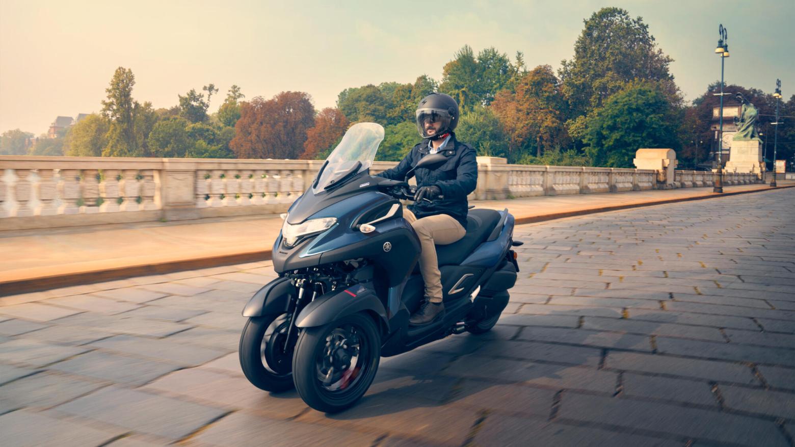 Yamaha Tricity 300 Motosiklet Özellikleri : Yamaha Tricity 300 27.3hp Güç, 29nm. Tork, 160km/h Top Speed, 300cc Motor Hacmi,  Fiyat : 463500TL Fiyat, , 239kg Ağırlık, Hidrolik disk freni, Ø 267 mm, Hidrolik tek disk freni, Ø 267 mm Fren, 120/70-14M/C 55P Tubeless, 140/70-14M/C 62P Tubeless