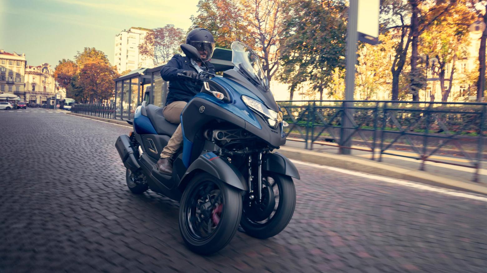 Yamaha Tricity 300 Motosiklet Özellikleri : Yamaha Tricity 300 27.3hp Güç, 29nm. Tork, 160km/h Top Speed, 300cc Motor Hacmi,  Fiyat : 463500TL Fiyat, , 239kg Ağırlık, Hidrolik disk freni, Ø 267 mm, Hidrolik tek disk freni, Ø 267 mm Fren, 120/70-14M/C 55P Tubeless, 140/70-14M/C 62P Tubeless
