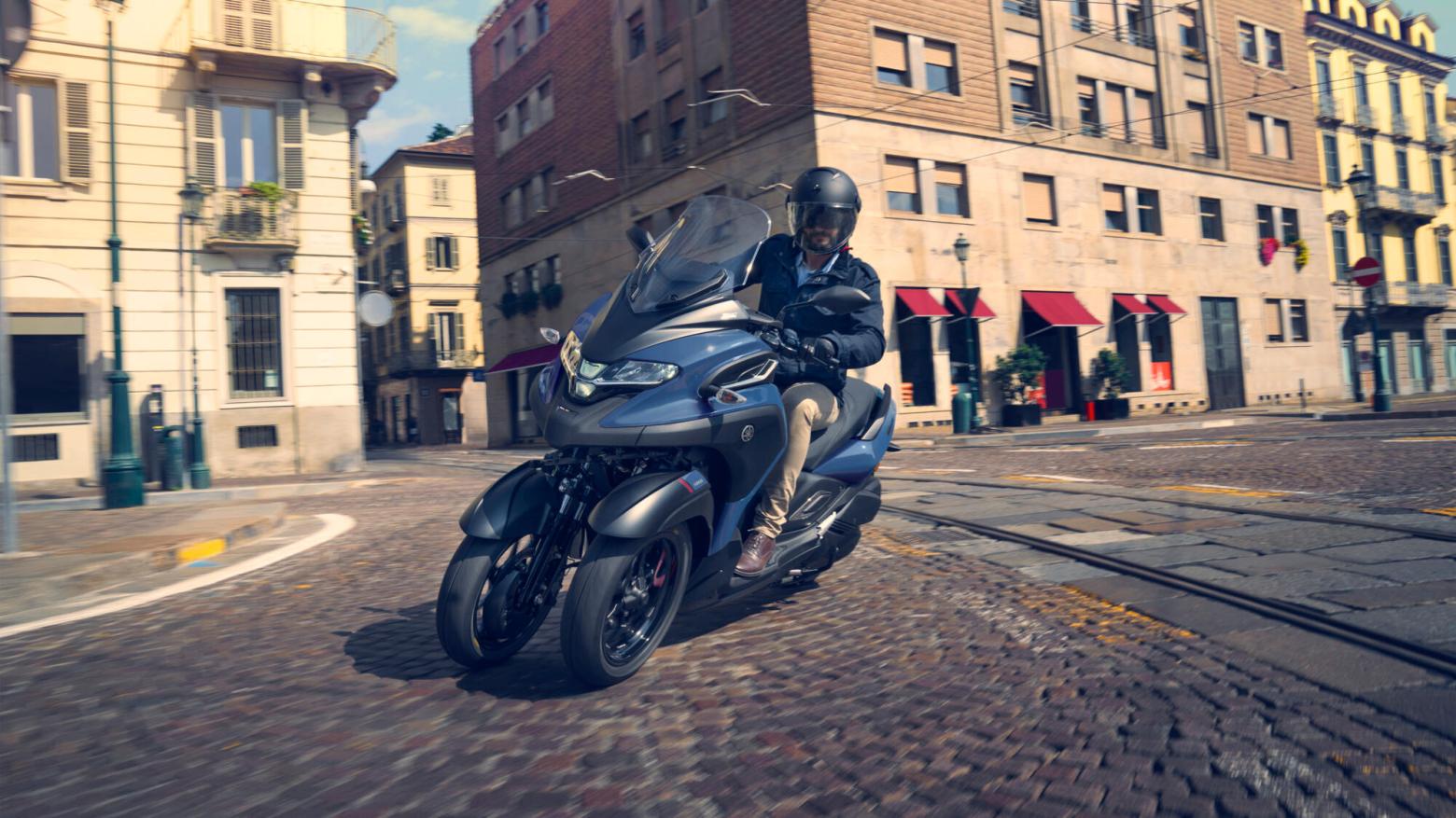 Yamaha Tricity 300 Motosiklet Özellikleri : Yamaha Tricity 300 27.3hp Güç, 29nm. Tork, 160km/h Top Speed, 300cc Motor Hacmi,  Fiyat : 463500TL Fiyat, , 239kg Ağırlık, Hidrolik disk freni, Ø 267 mm, Hidrolik tek disk freni, Ø 267 mm Fren, 120/70-14M/C 55P Tubeless, 140/70-14M/C 62P Tubeless