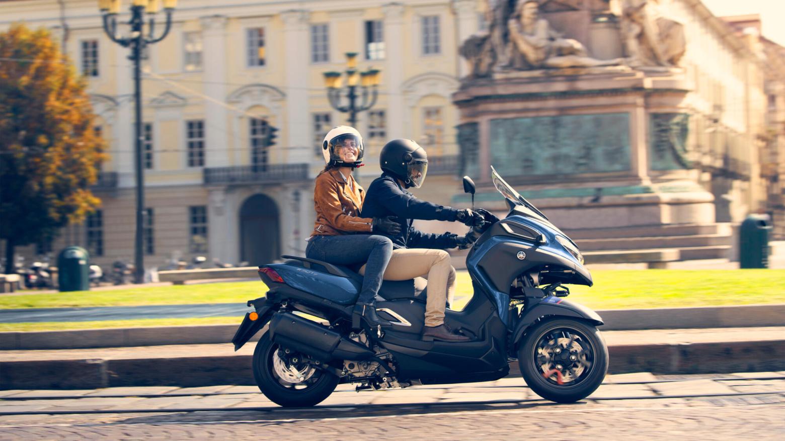 Yamaha Tricity 300 Motosiklet Özellikleri : Yamaha Tricity 300 27.3hp Güç, 29nm. Tork, 160km/h Top Speed, 300cc Motor Hacmi,  Fiyat : 463500TL Fiyat, , 239kg Ağırlık, Hidrolik disk freni, Ø 267 mm, Hidrolik tek disk freni, Ø 267 mm Fren, 120/70-14M/C 55P Tubeless, 140/70-14M/C 62P Tubeless