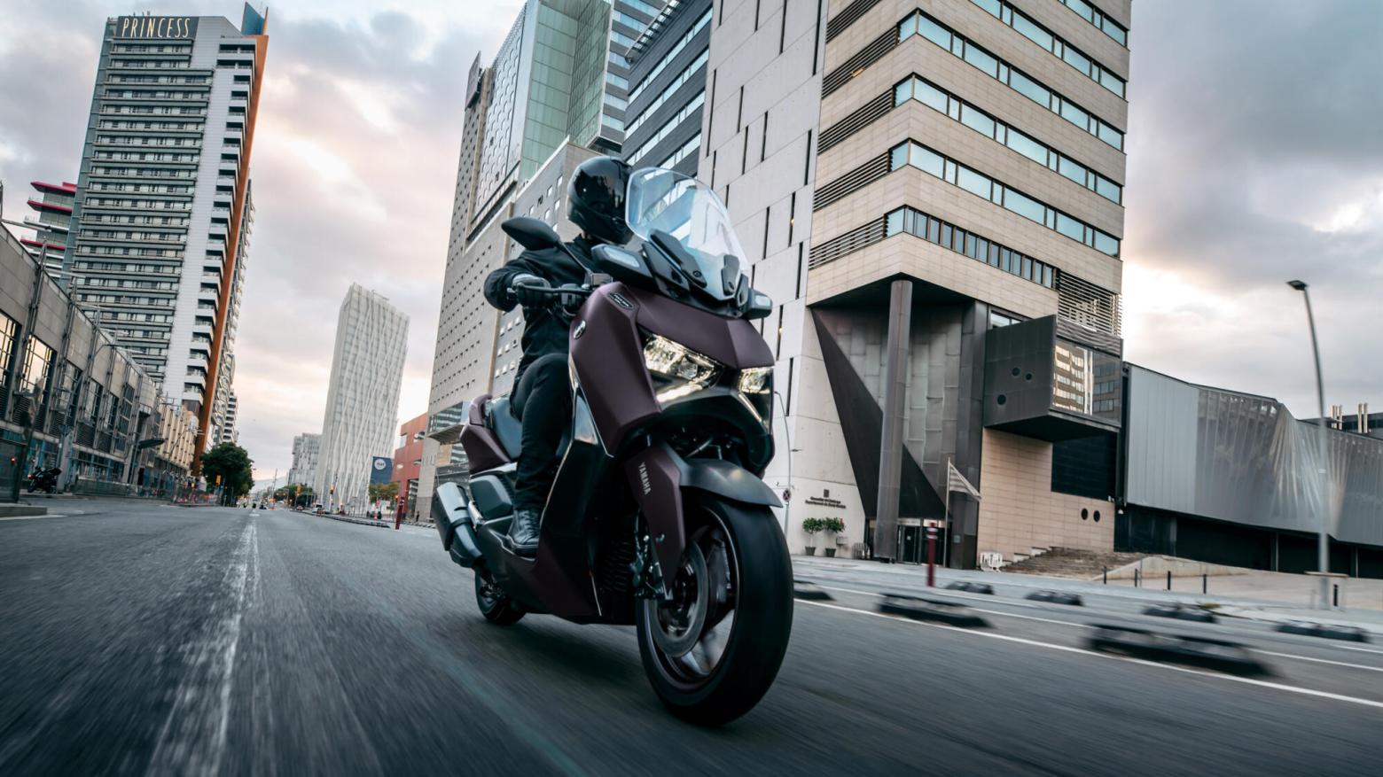 Yamaha XMAX 250 Tech MAX Motosiklet Özellikleri : Yamaha XMAX 250 Tech MAX 22.5hp Güç, 24.3nm. Tork, 159km/h Top Speed, 250cc Motor Hacmi,  Fiyat : 285000TL Fiyat, , 183kg Ağırlık, Hidrolik tek disk, Ø267 mm (ABS), Hidrolik tek disk, Ø245 mm (ABS) Fren, 120/70-15, 140/70-14
