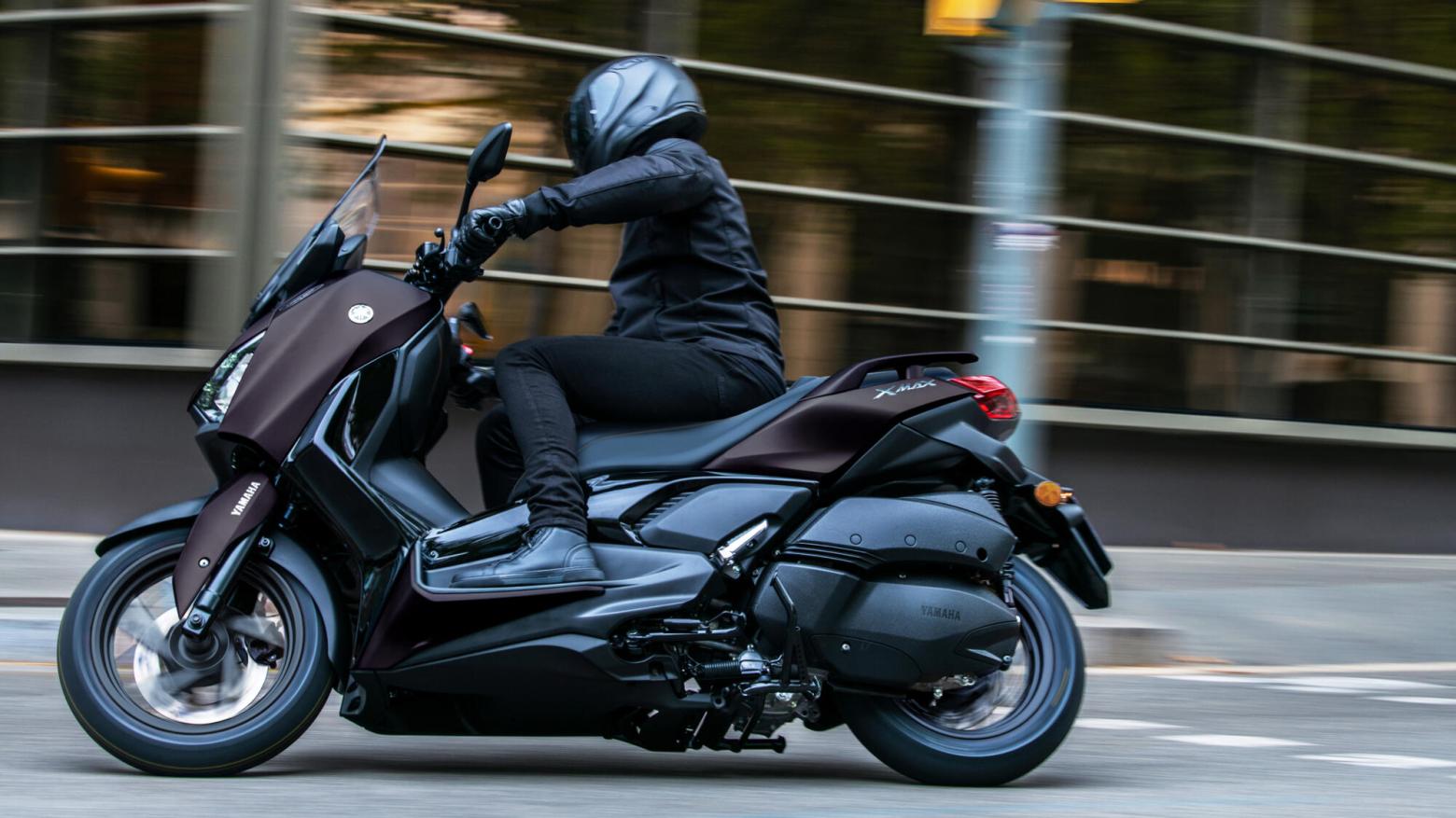 Yamaha XMAX 300 TECH MAX Motosiklet Özellikleri : Yamaha XMAX 300 TECH MAX 28hp Güç, 29nm. Tork, 170km/h Top Speed, 300cc Motor Hacmi,  Fiyat : 369000TL Fiyat, , 183kg Ağırlık, Ön : Hidrolik tek disk, Ø267 mm (ABS) Arka : Hidrolik tek disk, Ø245 mm (ABS) Fren, Ön : 120/70-15 Arka : 140/70-14