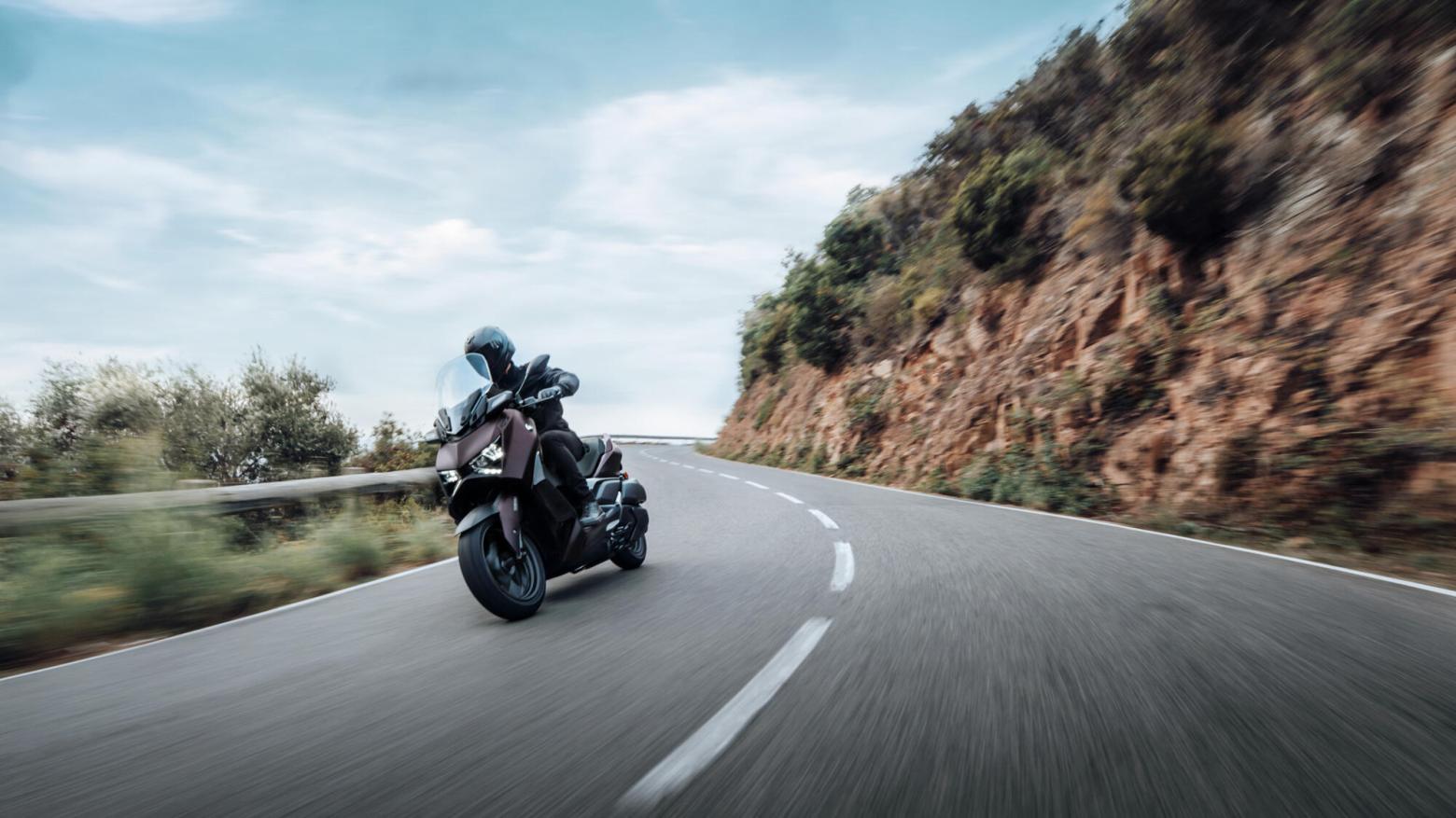 Yamaha XMAX 300 TECH MAX Motosiklet Özellikleri : Yamaha XMAX 300 TECH MAX 28hp Güç, 29nm. Tork, 170km/h Top Speed, 300cc Motor Hacmi,  Fiyat : 369000TL Fiyat, , 183kg Ağırlık, Ön : Hidrolik tek disk, Ø267 mm (ABS) Arka : Hidrolik tek disk, Ø245 mm (ABS) Fren, Ön : 120/70-15 Arka : 140/70-14