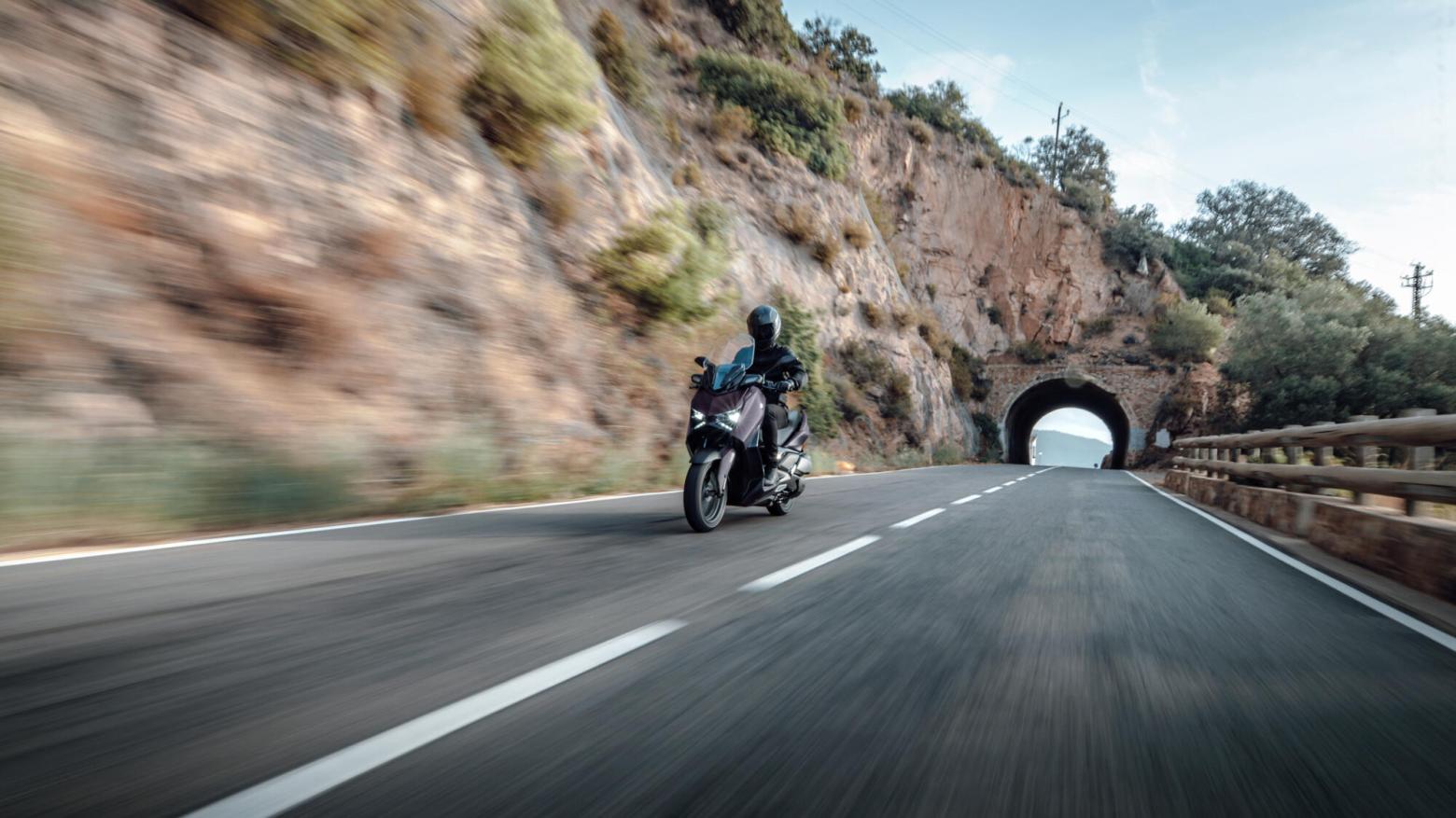 Yamaha XMAX 300 TECH MAX Motosiklet Özellikleri : Yamaha XMAX 300 TECH MAX 28hp Güç, 29nm. Tork, 170km/h Top Speed, 300cc Motor Hacmi,  Fiyat : 369000TL Fiyat, , 183kg Ağırlık, Ön : Hidrolik tek disk, Ø267 mm (ABS) Arka : Hidrolik tek disk, Ø245 mm (ABS) Fren, Ön : 120/70-15 Arka : 140/70-14