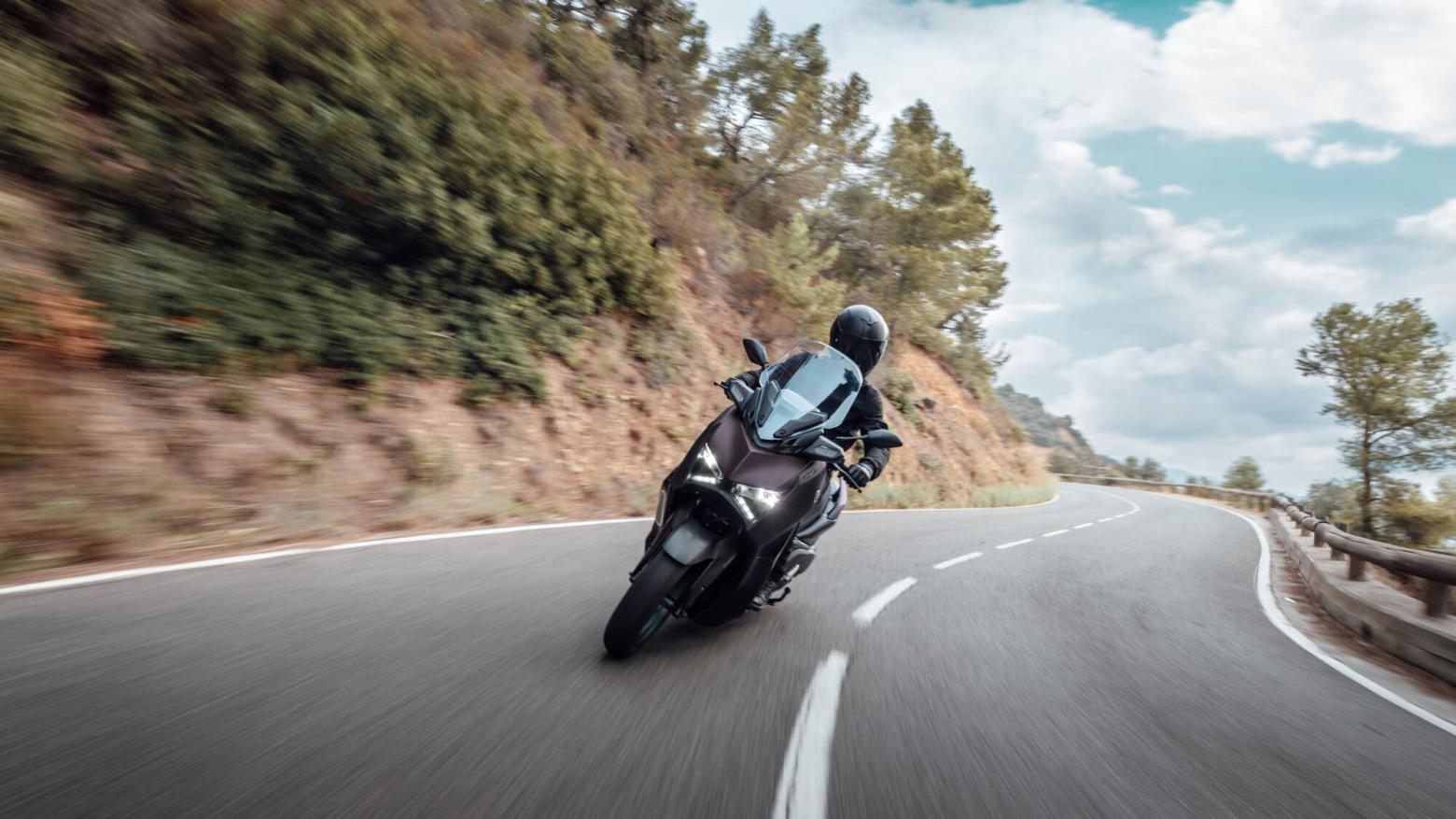 Yamaha XMAX 300 TECH MAX Motosiklet Özellikleri : Yamaha XMAX 300 TECH MAX 28hp Güç, 29nm. Tork, 170km/h Top Speed, 300cc Motor Hacmi,  Fiyat : 369000TL Fiyat, , 183kg Ağırlık, Ön : Hidrolik tek disk, Ø267 mm (ABS) Arka : Hidrolik tek disk, Ø245 mm (ABS) Fren, Ön : 120/70-15 Arka : 140/70-14