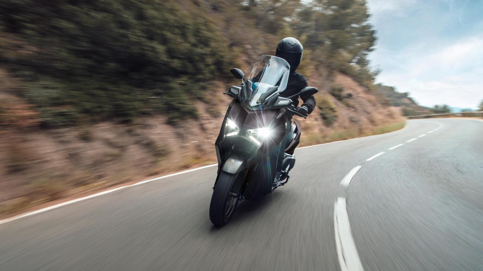 Yamaha XMAX 300 TECH MAX Motosiklet Özellikleri : Yamaha XMAX 300 TECH MAX 28hp Güç, 29nm. Tork, 170km/h Top Speed, 300cc Motor Hacmi,  Fiyat : 369000TL Fiyat, , 183kg Ağırlık, Ön : Hidrolik tek disk, Ø267 mm (ABS) Arka : Hidrolik tek disk, Ø245 mm (ABS) Fren, Ön : 120/70-15 Arka : 140/70-14