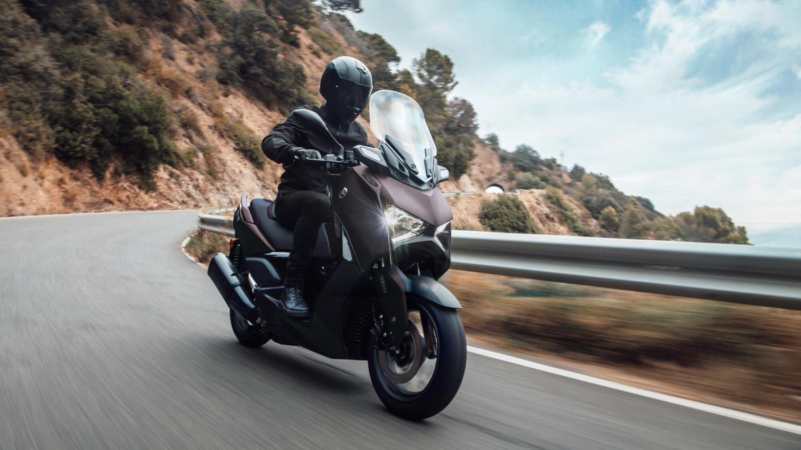 Yamaha XMAX 300 TECH MAX Motosiklet Özellikleri : Yamaha XMAX 300 TECH MAX 28hp Güç, 29nm. Tork, 170km/h Top Speed, 300cc Motor Hacmi,  Fiyat : 369000TL Fiyat, , 183kg Ağırlık, Ön : Hidrolik tek disk, Ø267 mm (ABS) Arka : Hidrolik tek disk, Ø245 mm (ABS) Fren, Ön : 120/70-15 Arka : 140/70-14