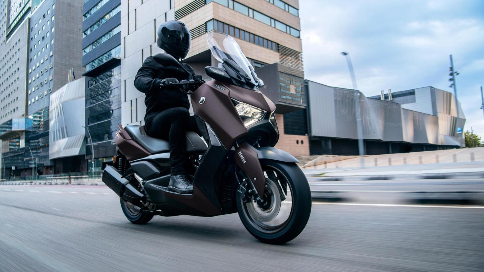 Yamaha XMAX 300 TECH MAX Motosiklet Özellikleri : Yamaha XMAX 300 TECH MAX 28hp Güç, 29nm. Tork, 170km/h Top Speed, 300cc Motor Hacmi,  Fiyat : 369000TL Fiyat, , 183kg Ağırlık, Ön : Hidrolik tek disk, Ø267 mm (ABS) Arka : Hidrolik tek disk, Ø245 mm (ABS) Fren, Ön : 120/70-15 Arka : 140/70-14