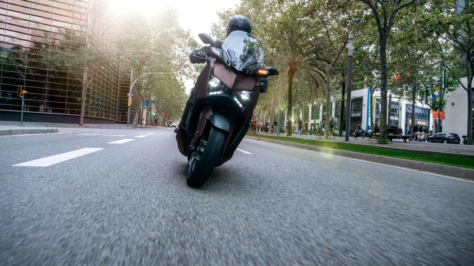 Yamaha XMAX 300 TECH MAX Motosiklet Özellikleri : Yamaha XMAX 300 TECH MAX 28hp Güç, 29nm. Tork, 170km/h Top Speed, 300cc Motor Hacmi,  Fiyat : 369000TL Fiyat, , 183kg Ağırlık, Ön : Hidrolik tek disk, Ø267 mm (ABS) Arka : Hidrolik tek disk, Ø245 mm (ABS) Fren, Ön : 120/70-15 Arka : 140/70-14