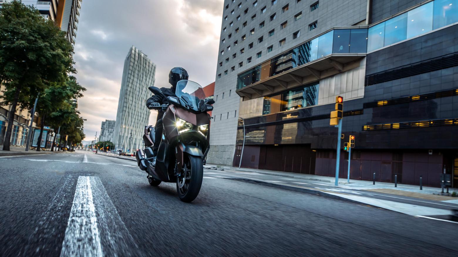 Yamaha XMAX 300 TECH MAX Motosiklet Özellikleri : Yamaha XMAX 300 TECH MAX 28hp Güç, 29nm. Tork, 170km/h Top Speed, 300cc Motor Hacmi,  Fiyat : 369000TL Fiyat, , 183kg Ağırlık, Ön : Hidrolik tek disk, Ø267 mm (ABS) Arka : Hidrolik tek disk, Ø245 mm (ABS) Fren, Ön : 120/70-15 Arka : 140/70-14