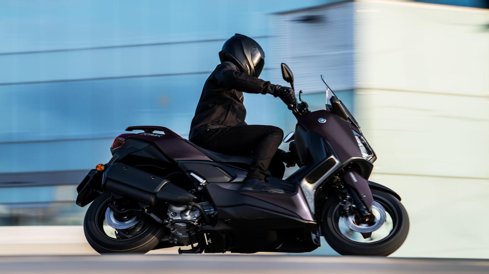 Yamaha XMAX 300 TECH MAX Motosiklet Özellikleri : Yamaha XMAX 300 TECH MAX 28hp Güç, 29nm. Tork, 170km/h Top Speed, 300cc Motor Hacmi,  Fiyat : 369000TL Fiyat, , 183kg Ağırlık, Ön : Hidrolik tek disk, Ø267 mm (ABS) Arka : Hidrolik tek disk, Ø245 mm (ABS) Fren, Ön : 120/70-15 Arka : 140/70-14