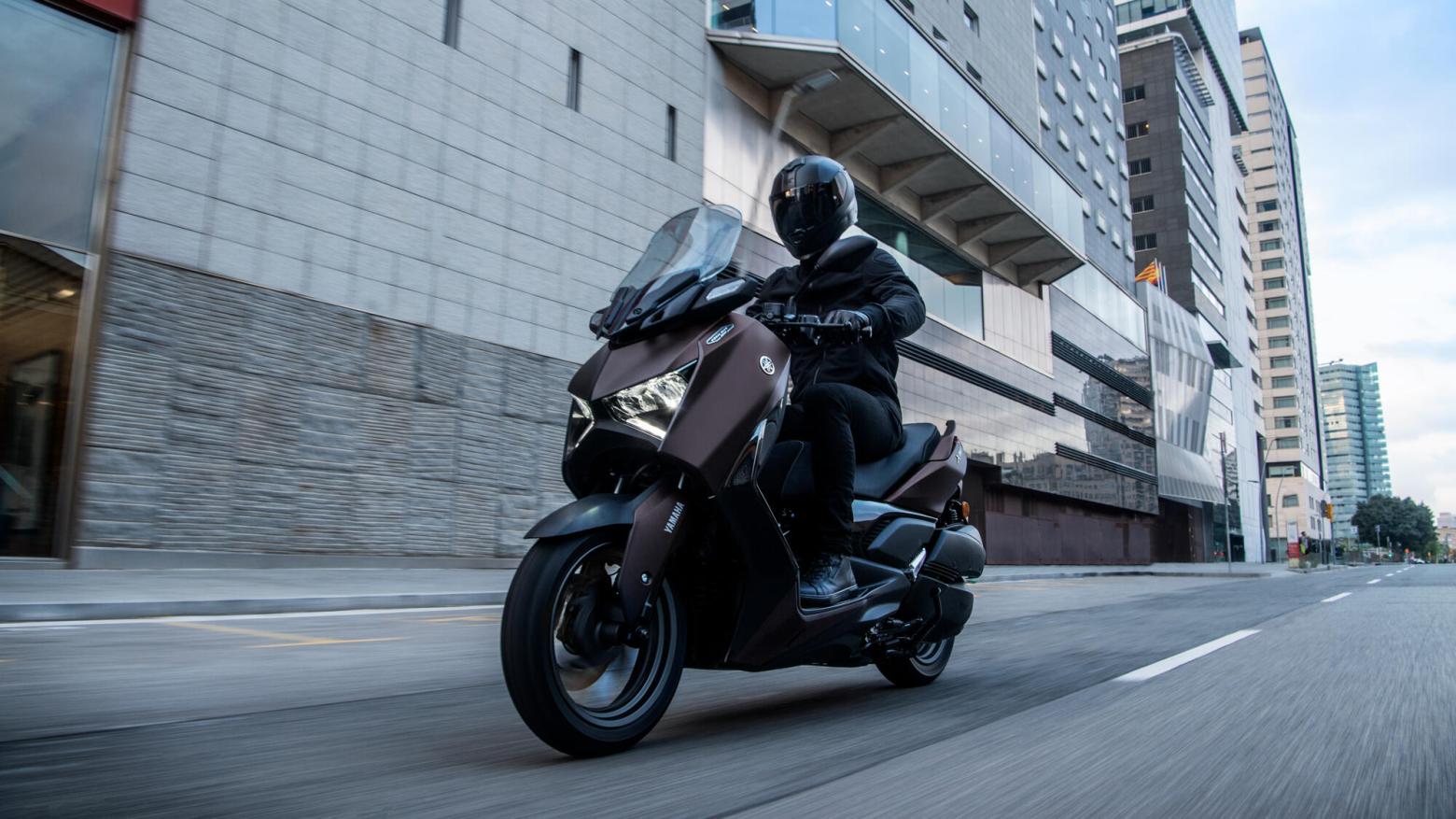 Yamaha XMAX 300 TECH MAX Motosiklet Özellikleri : Yamaha XMAX 300 TECH MAX 28hp Güç, 29nm. Tork, 170km/h Top Speed, 300cc Motor Hacmi,  Fiyat : 369000TL Fiyat, , 183kg Ağırlık, Ön : Hidrolik tek disk, Ø267 mm (ABS) Arka : Hidrolik tek disk, Ø245 mm (ABS) Fren, Ön : 120/70-15 Arka : 140/70-14